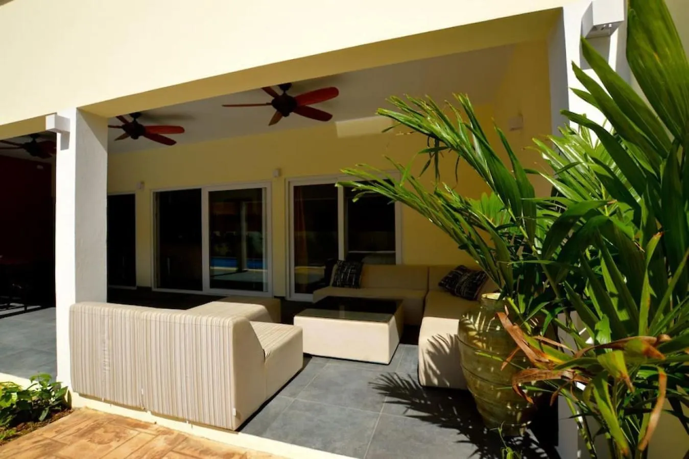 Best Villa At A Top Location Palm Beach Vakantiehuis